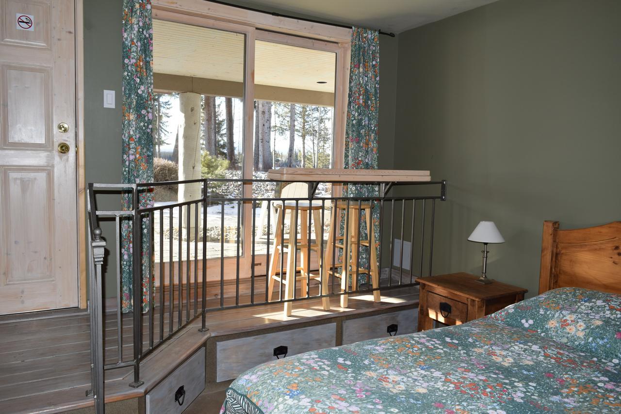 Retreat Wilderness Inn Nimpo Lake Εξωτερικό φωτογραφία